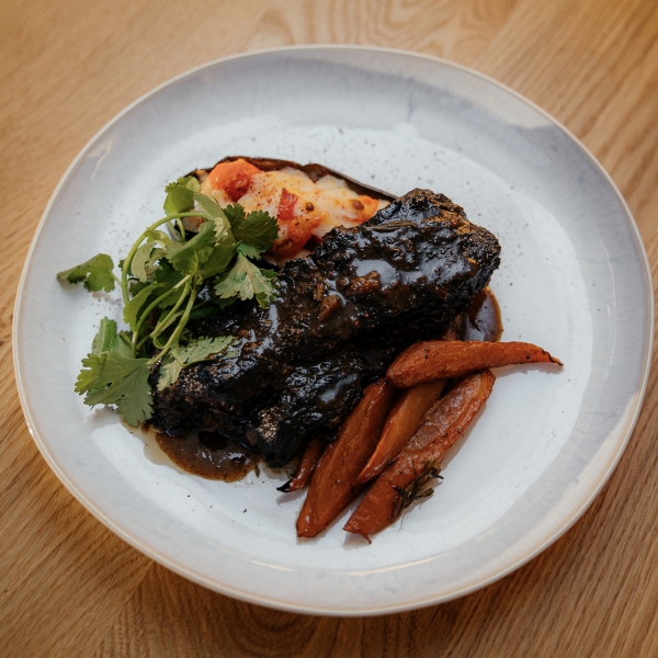 Мякоть говяжьего ребра с запеченным баклажаном