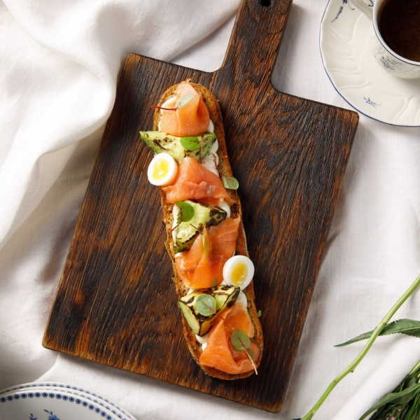 Бутерброд с лососем и авокадо