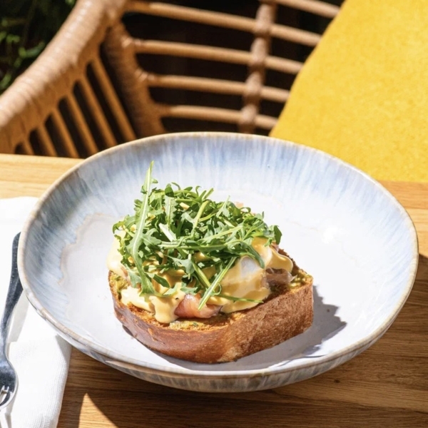 Бенедикт с лососем и соусом голландез