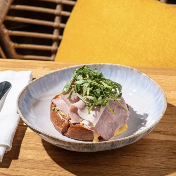 Бенедикт с тамбовским окороком и соусом голландез