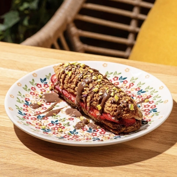 Эклер с соусом бейлис, клубникой и бананом