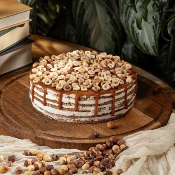 Медовик с соленой карамелью и фундуком (предзаказ за 24 часа)