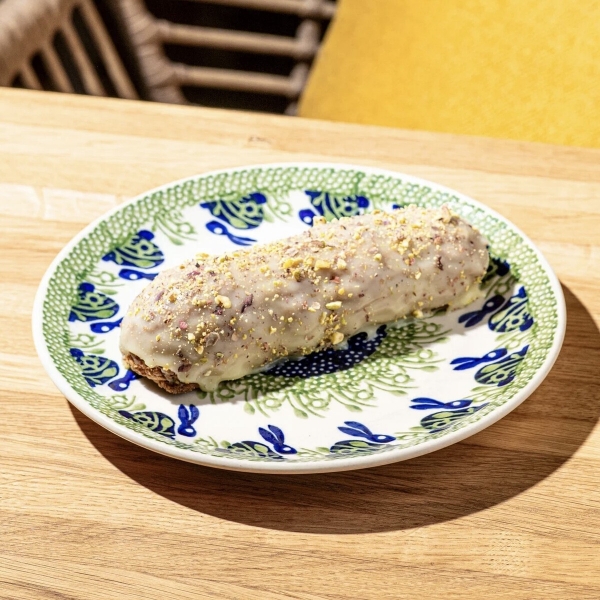 Эклер фисташковый с малиной