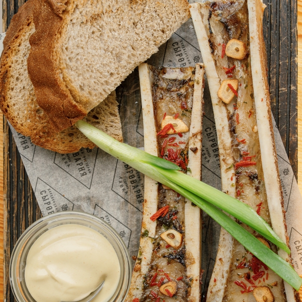 Запеченные мозговые кости с горчичным соусом и чесноком