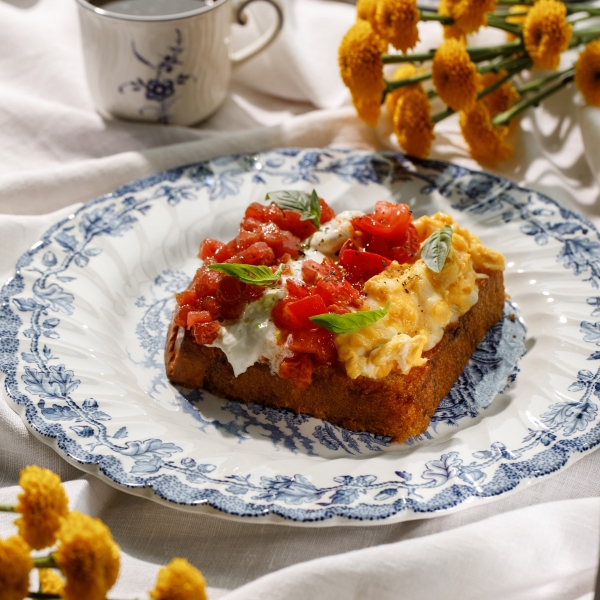 Бриошь с тунцом, скремблом и томатами