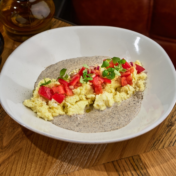Скрэмбл с трюфельным кремом и томатами