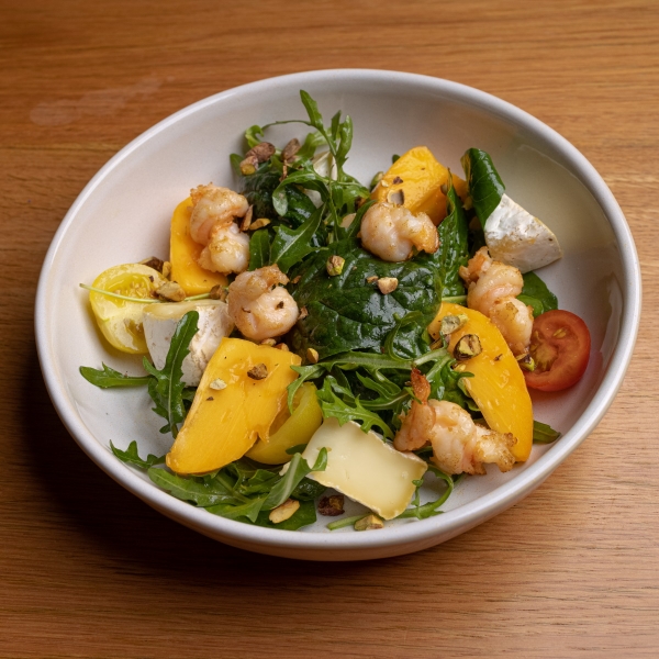 Салат с креветками, Камамбером и сезонными ягодами