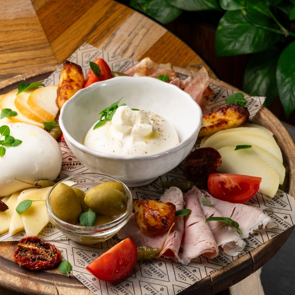 Ассорти из домашних молодых сыров