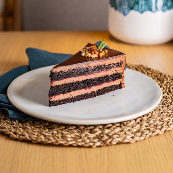 Торт шоколадный с морошкой