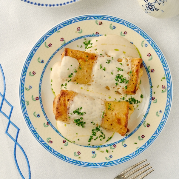 Блины с сыром, картофелем и сырным соусом