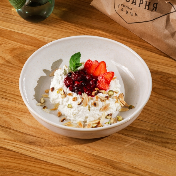 Домашний творог с сезонными ягодами и орехами