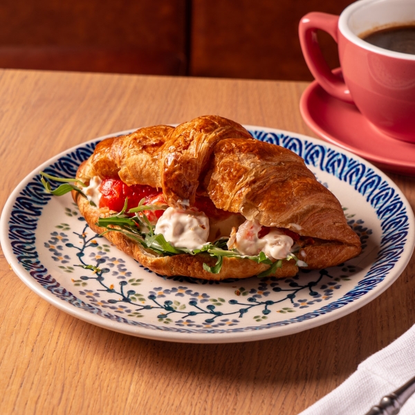 Круассан с креветками и соусом по-скандинавски