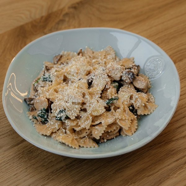 Фарфалле с курицей и грибами