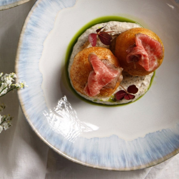 Пончики с ростбифом и соусом дзадзики