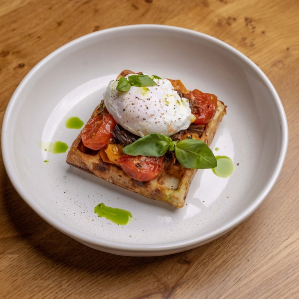 Картофельная вафля с рваной говядиной и яйцом пашот