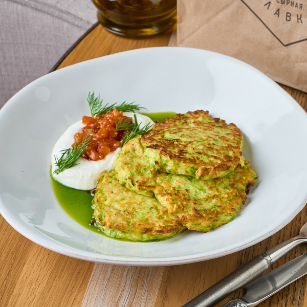 Оладьи из кабачка с лососем