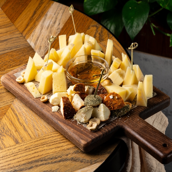 Ассорти из выдержанных сыров с медом и орехами