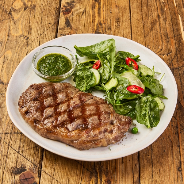 Стейк Нью-Йорк с зеленым салатом