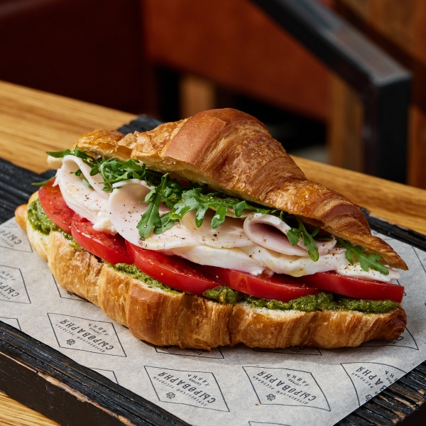 Круассан с индейкой, Моцареллой и соусом песто