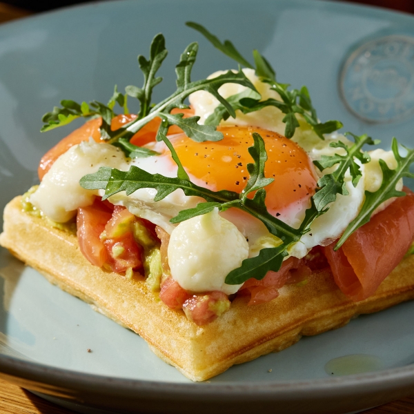 Вафля с лососем, яйцом и соусом из Камамбера