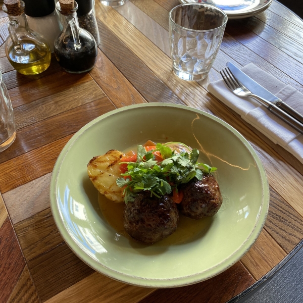 Котлеты говяжьи с запеченным картофелем