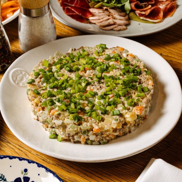 Оливье с говядиной (стеклянная посуда)