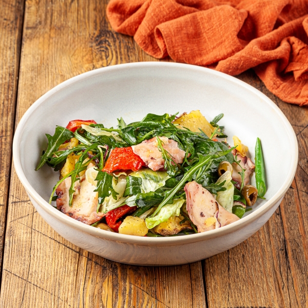 Салат с осьминогом и печеным картофелем