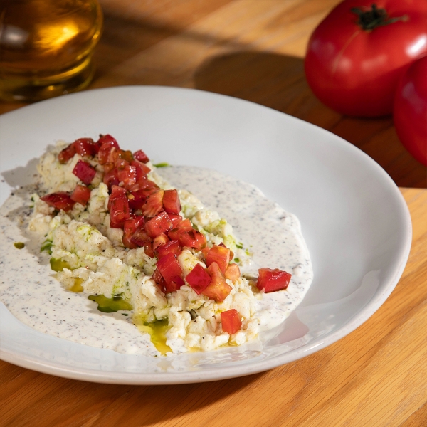 Скрэмбл с трюфельным кремом и томатами