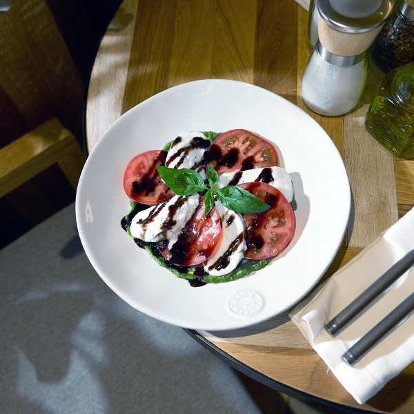 Салат с Моцареллой и помидорами