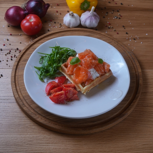 Бельгийские вафли со слабосоленым лососем, шпинатом и Страчателлой