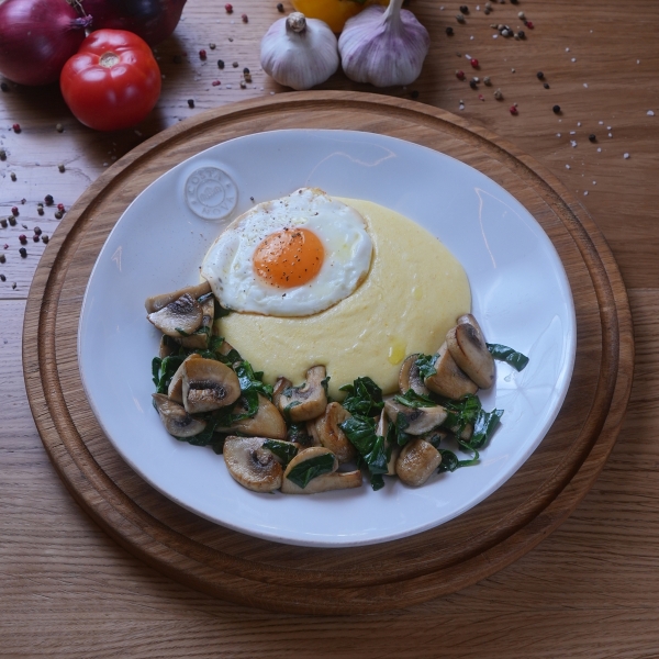 Бануш с грибами, шпинатом и яйцом