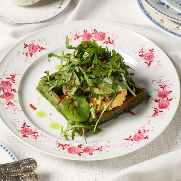 Вафля из шпината с риетом из рыбы