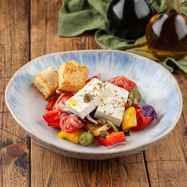 Салат из помидоров и огурцов с брынзой (Греческий)