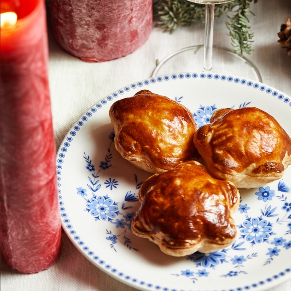 Корзина из слоеных пирожков