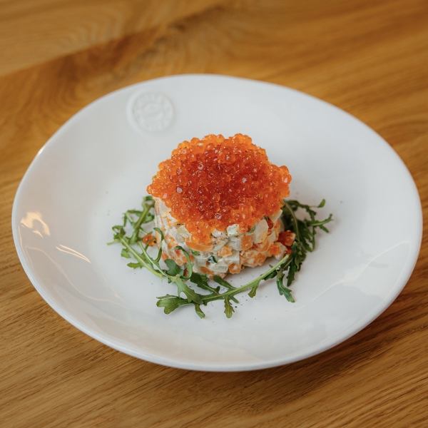 Оливье с красной икрой и слабосоленым лососем