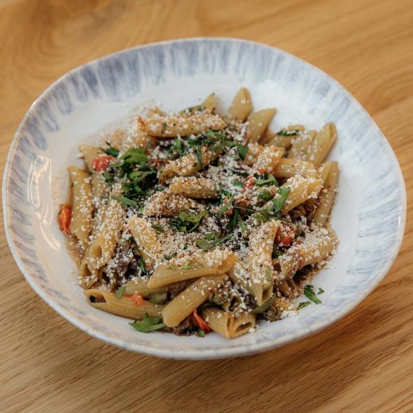 Пенне с томленой говядиной