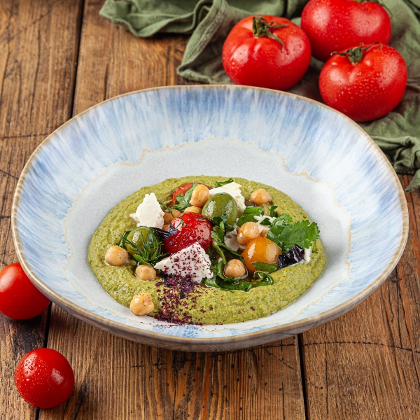 Зеленый хумус с брынзой