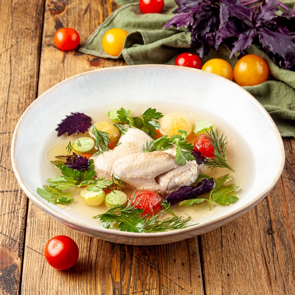 Цыплёнок в бульоне с мини-овощами