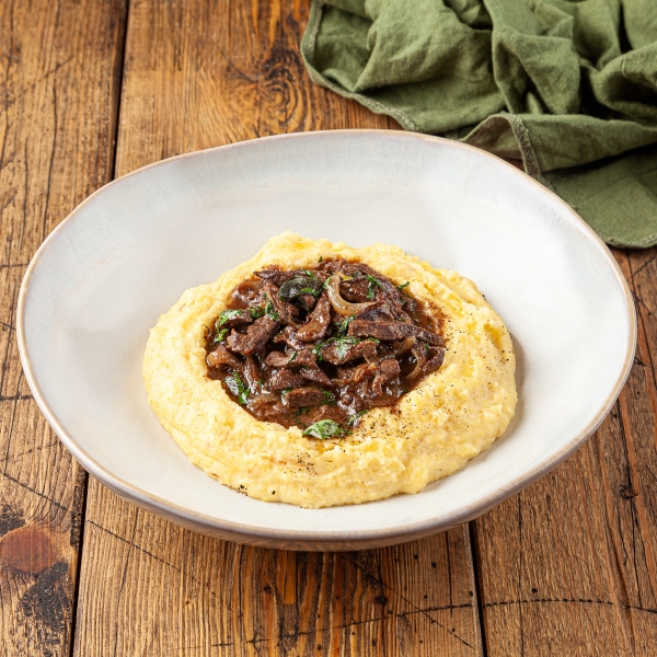 Печень по-венециански с копченой полентой