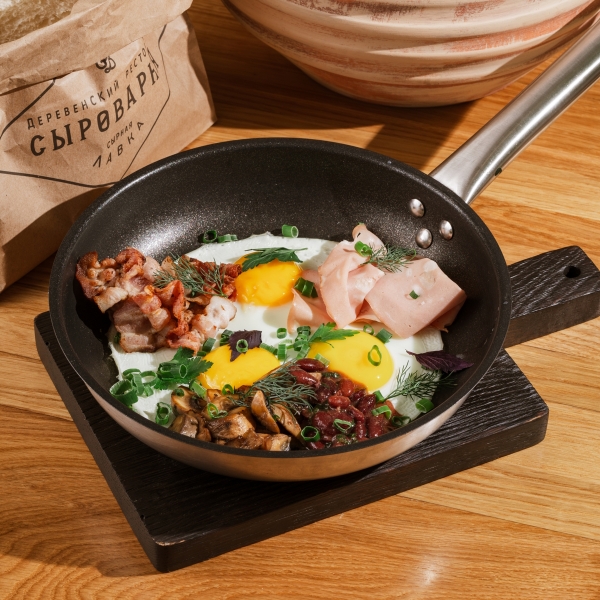 Деревенский завтрак на сковороде с мортаделлой и шампиньонами