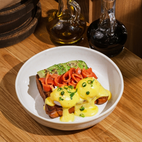 Бриошь с слабосоленой неркой, авокадо, яйцом пашот и соусом голландез