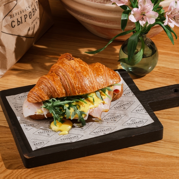 Круассан с тамбовским окороком, козьим муссом, руколой и соусом голландез