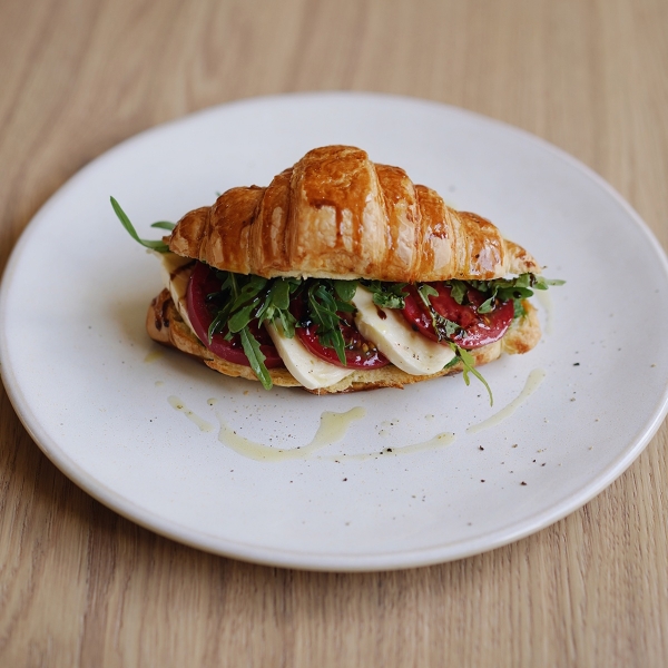 Круассан с Моцареллой и томатами