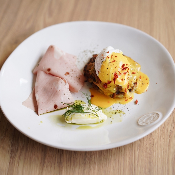 Драники с яйцом, Мортаделлой и соусом голландез
