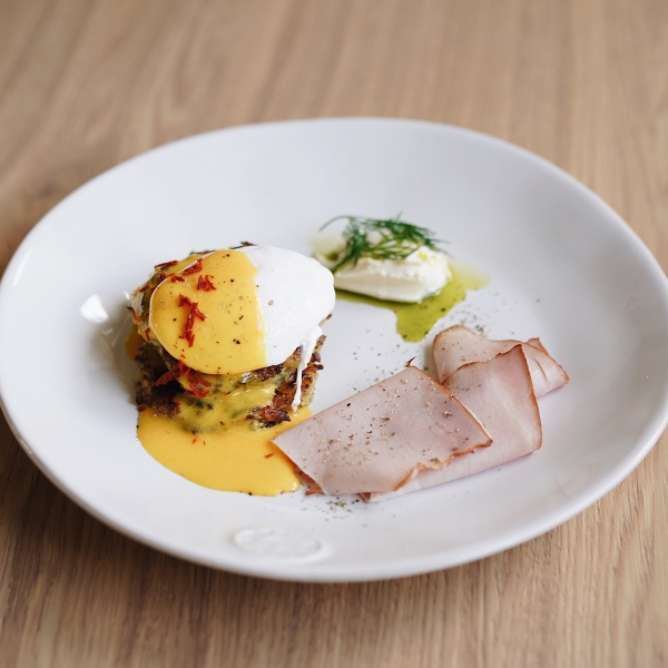 Драники с яйцом, тамбовским окороком и соусом голландез