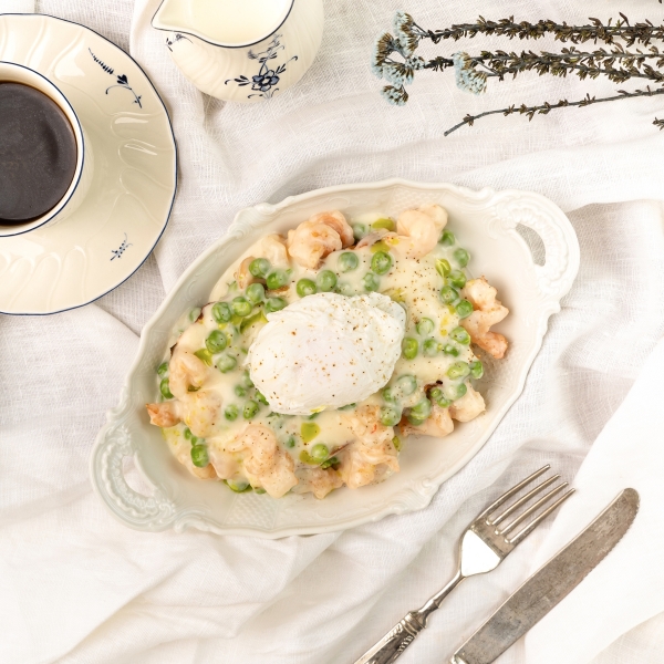 Гратен из кабачков с креветками и яйцом пашот