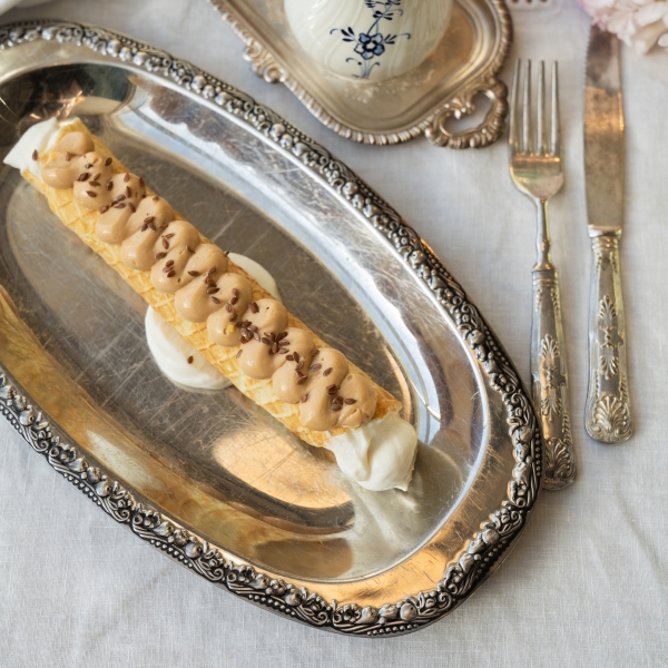 Вафельная трубочка с взбитой Рикоттой и белым шоколадом