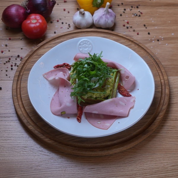 Бануш с грибами, шпинатом и яйцом