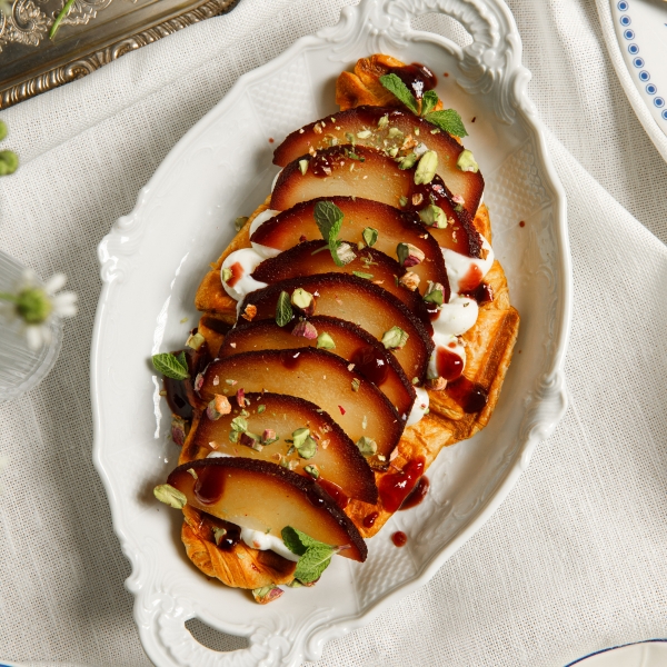 Круассан с грушей в портвейне