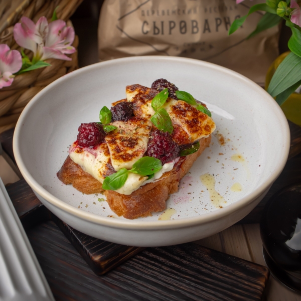 Бриошь с жареным Халлуми и малиной